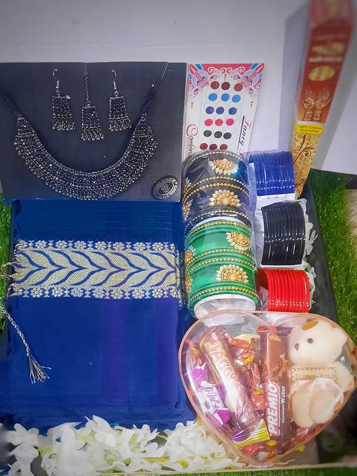 শাড়ী গিফট বক্স & কম্ব প্যাকেজ