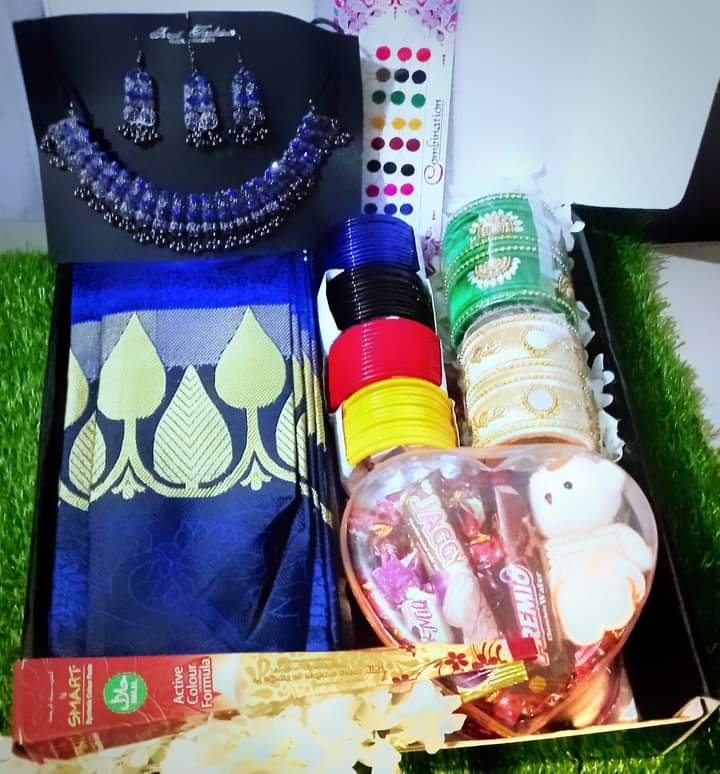 শাড়ী গিফট বক্স & কম্ব প্যাকেজ