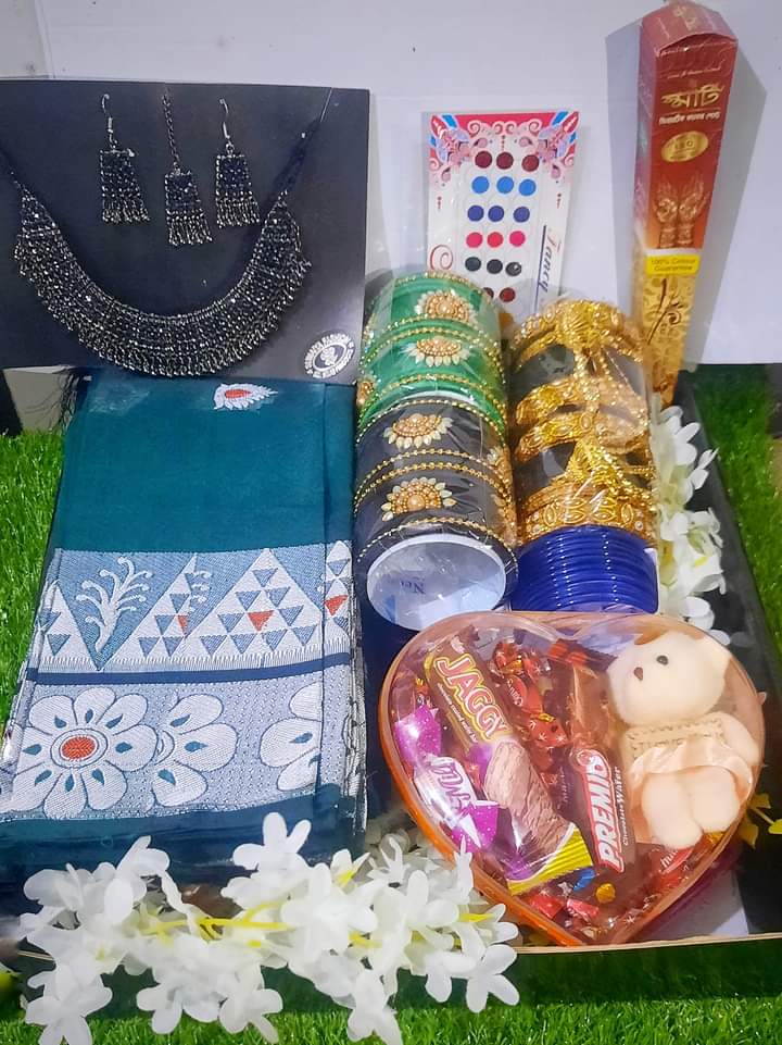 শাড়ী গিফট বক্স & কম্ব প্যাকেজ
