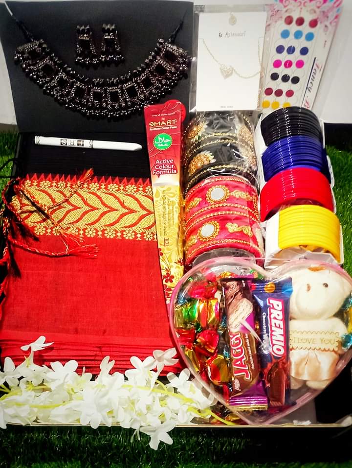 শাড়ী গিফট বক্স & কম্ব প্যাকেজ