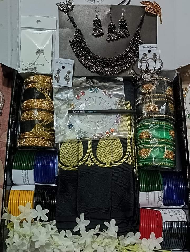 শাড়ী গিফট বক্স & কম্ব প্যাকেজ
